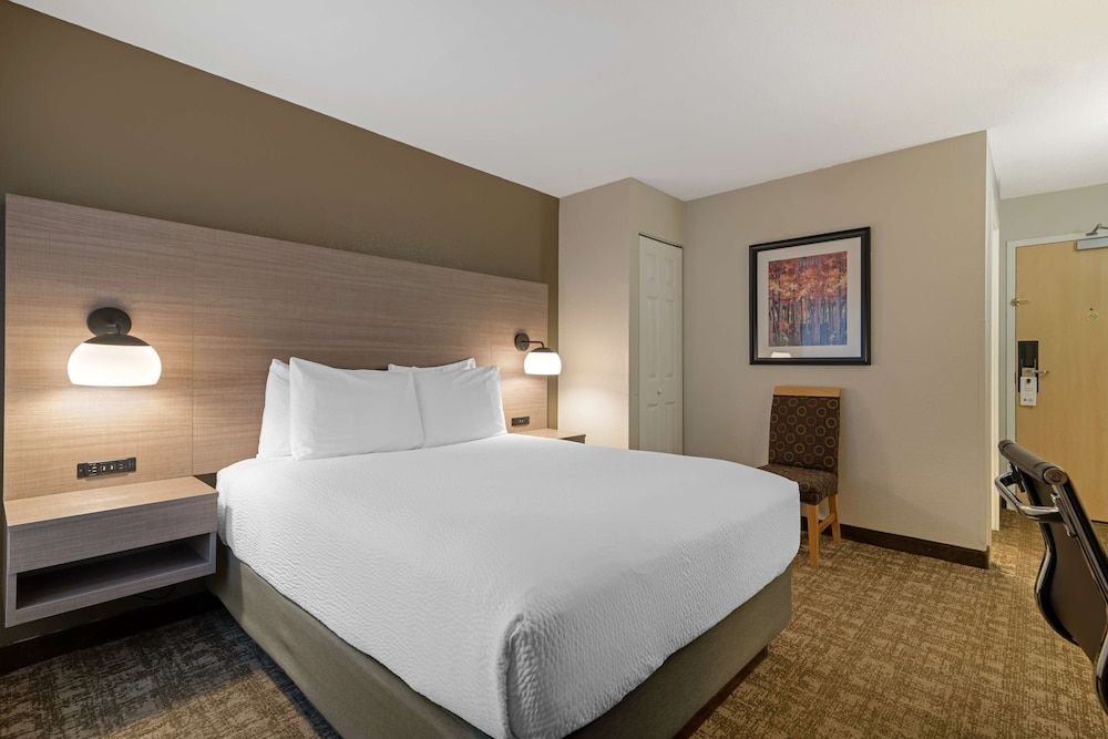 Best Western Plus Windjammer Inn & Conference Center Standard Room, 1 King Bed, Non Smoking, Refrigerator & Microwave (No Pets in room type) 8