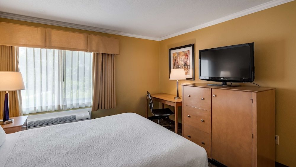 Best Western Plus Windjammer Inn & Conference Center Standard Room, 1 Queen Bed, Non Smoking, Refrigerator & Microwave (No Pets in room type) 2