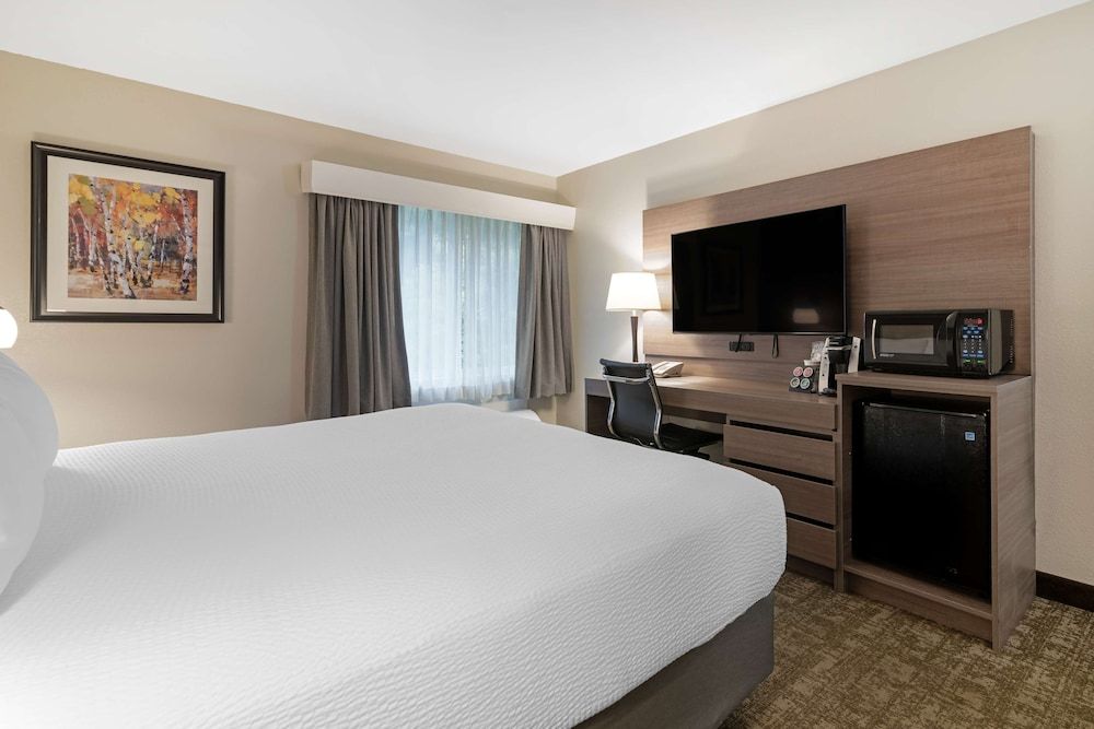 Best Western Plus Windjammer Inn & Conference Center Standard Room, 1 Queen Bed, Non Smoking, Refrigerator & Microwave (No Pets in room type) 3