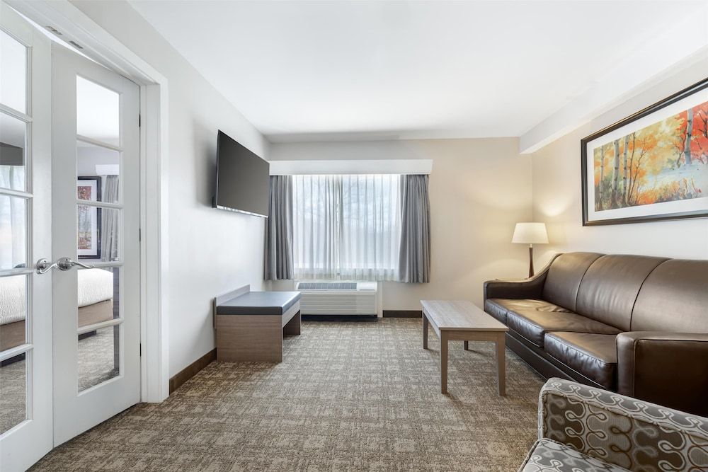 Best Western Plus Windjammer Inn & Conference Center Suite, 1 King Bed, Non Smoking, Refrigerator & Microwave (No Pets in room type) 3