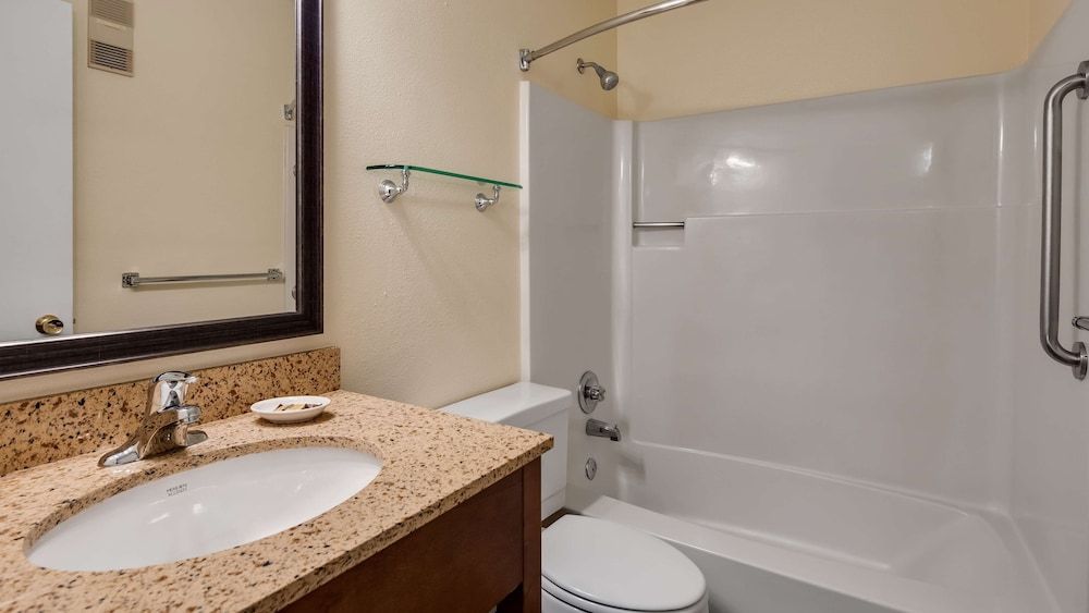 Best Western Plus Windjammer Inn & Conference Center Standard Room, 1 King Bed, Non Smoking, Refrigerator & Microwave (No Pets in room type) 10