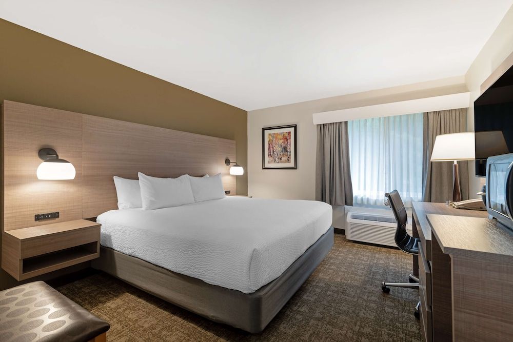 Best Western Plus Windjammer Inn & Conference Center Standard Room, 1 King Bed, Non Smoking, Refrigerator & Microwave (No Pets in room type) 6