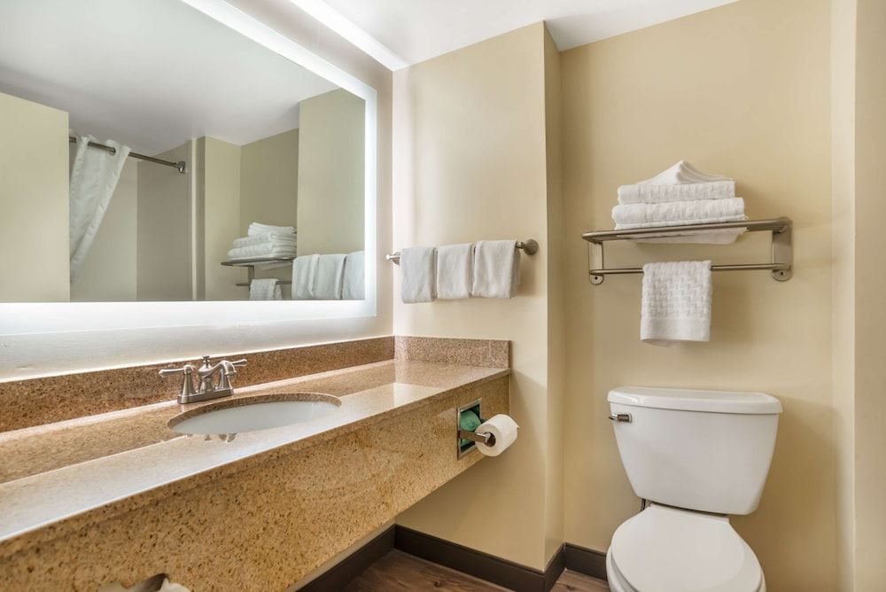 Best Western Oak Manor Standard Room, 2 Queen Beds, Non Smoking, Refrigerator & Microwave 3