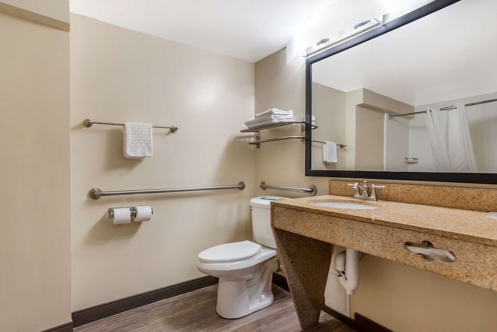 Best Western Oak Manor Standard Room, 1 King Bed, Accessible, Refrigerator & Microwave 4