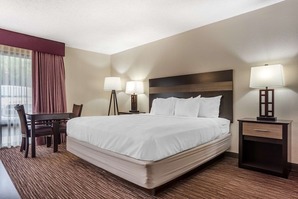 Best Western Oak Manor Standard Room, 1 King Bed, Accessible, Refrigerator & Microwave 2