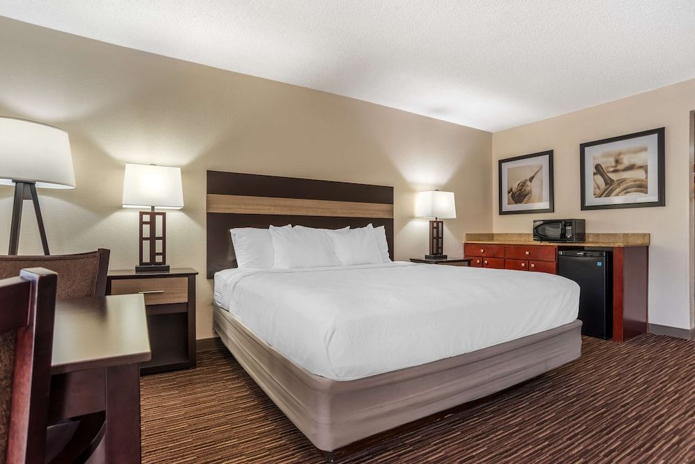 Best Western Oak Manor Standard Room, 1 King Bed, Accessible, Refrigerator & Microwave