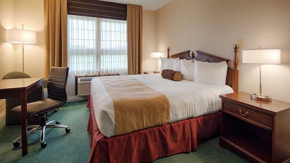 Standard Room, 1 Queen Bed, Non Smoking, Refrigerator & Microwave