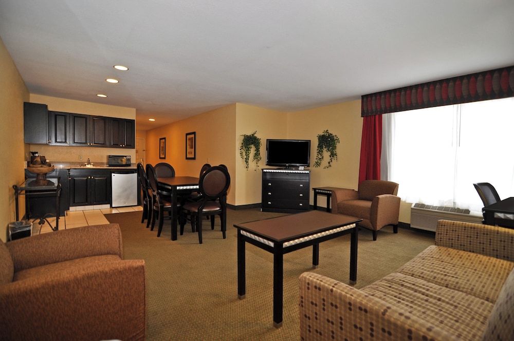 Best Western Plus Bessemer Hotel & Suites Suite, 1 King Bed, Non Smoking, Kitchenette (with Sofabed) 3