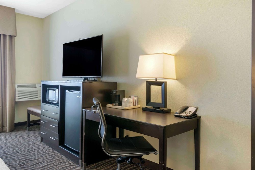 Best Western Plus Ellensburg Hotel Suite, 1 King Bed, Accessible, Non Smoking 4