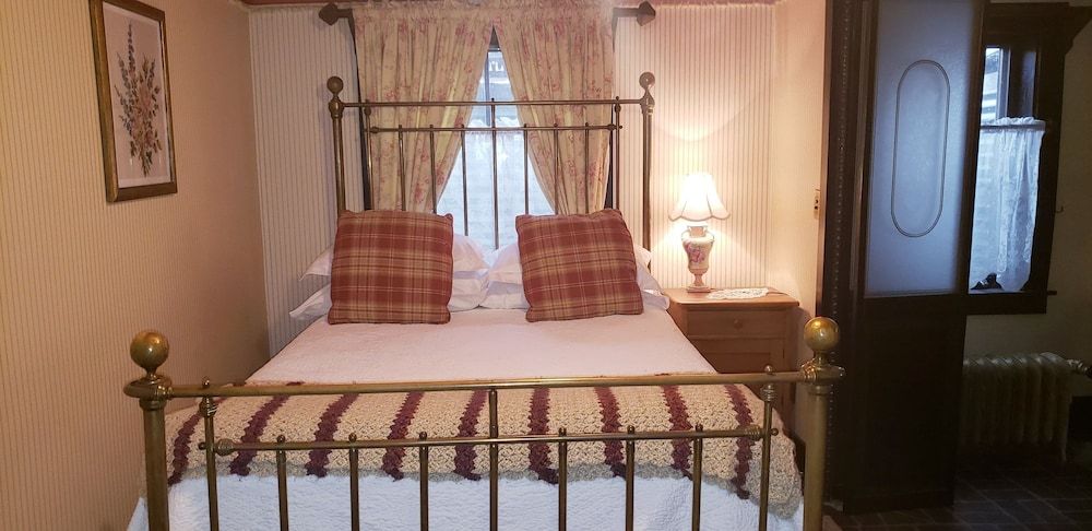 Deluxe Quadruple Room, Private Bathroom (Bunker Suite/Basement)