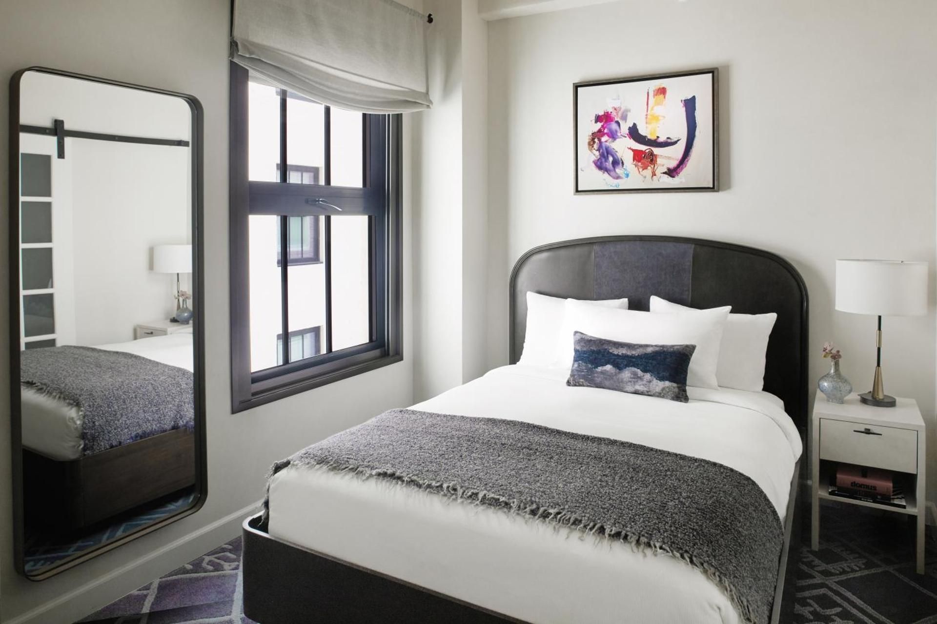 Hotel Figueroa, Unbound Collection by Hyatt 1 Queen Bed ADA With Tub 2