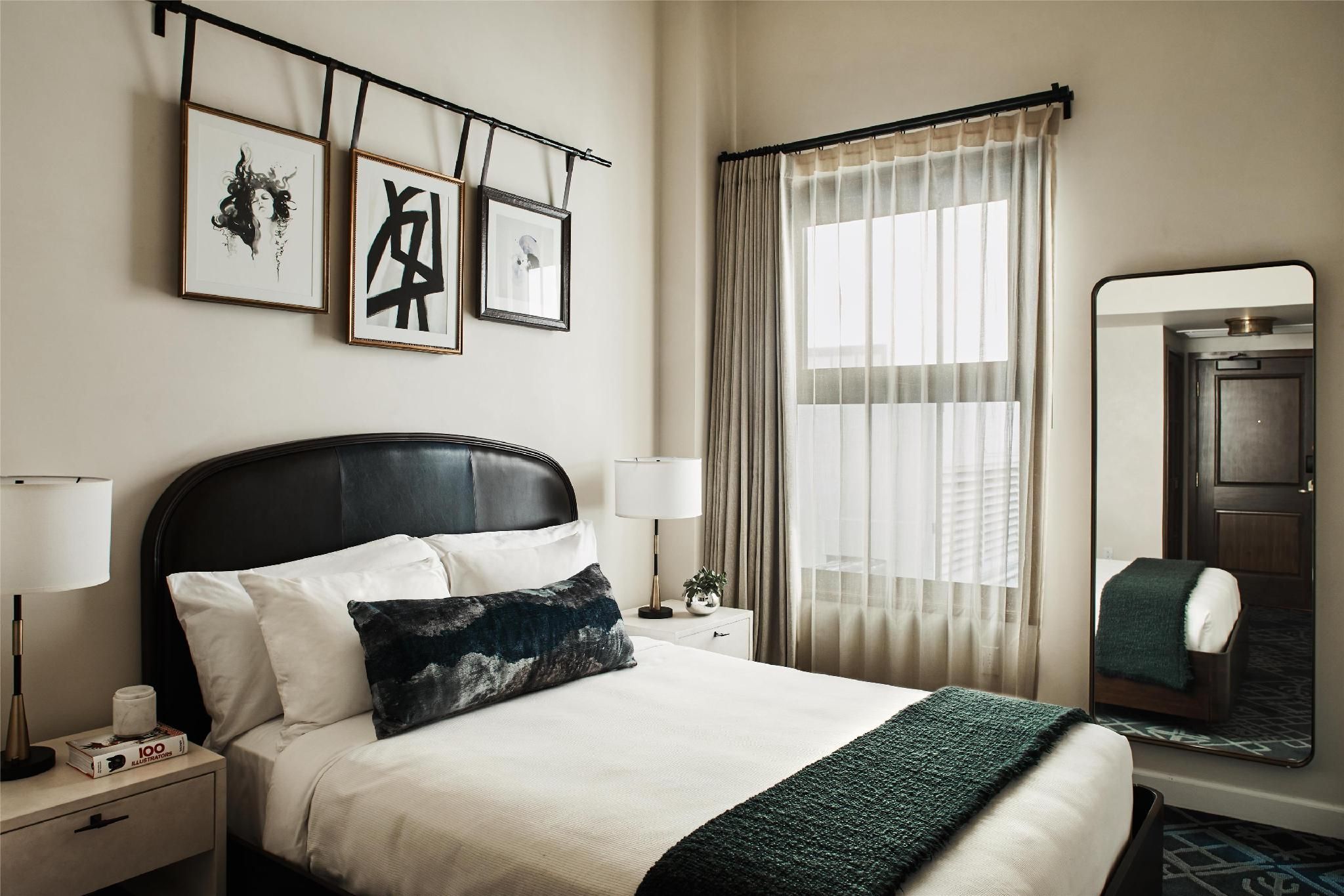 Hotel Figueroa, Unbound Collection by Hyatt 1 Queen Bed ADA With Tub