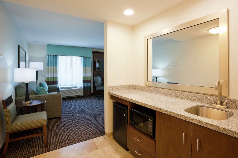 Hampton Inn & Suites Minneapolis West/ Minnetonka Studio, 2 Queen Beds, Refrigerator & Microwave 4