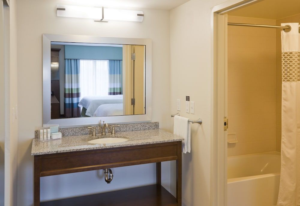 Hampton Inn & Suites Minneapolis West/ Minnetonka Studio, 2 Queen Beds, Refrigerator & Microwave 3