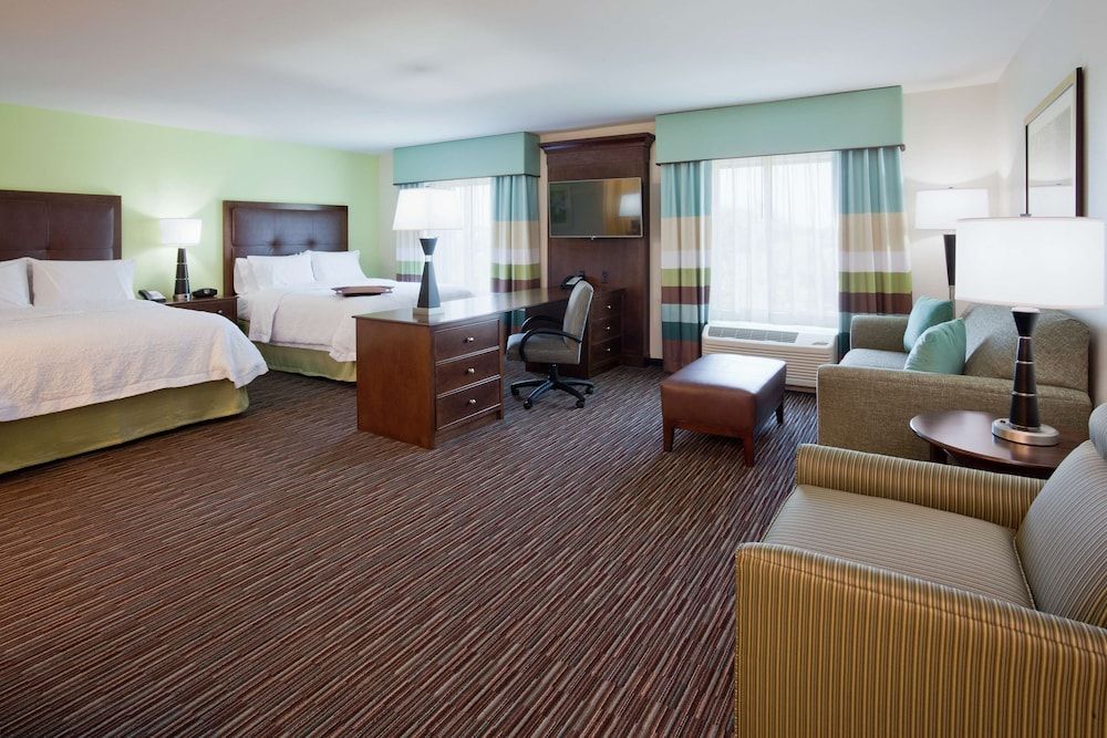 Hampton Inn & Suites Minneapolis West/ Minnetonka Studio, 2 Queen Beds, Refrigerator & Microwave