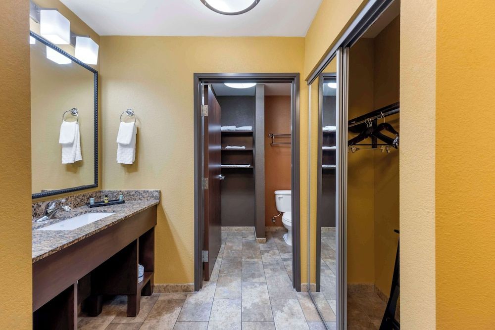 Best Western Plus Tupelo Inn & Suites Standard Room, 1 King Bed, Non Smoking, Refrigerator & Microwave 5