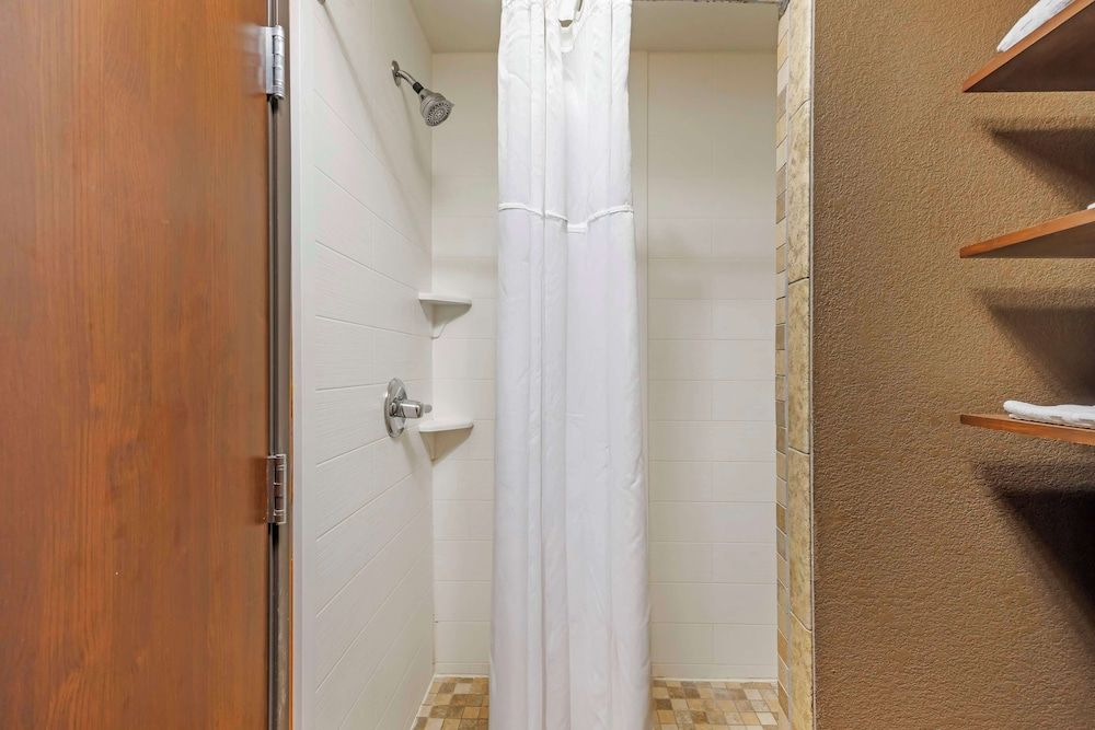 Best Western Plus Tupelo Inn & Suites Standard Room, 1 King Bed, Non Smoking, Refrigerator & Microwave 6