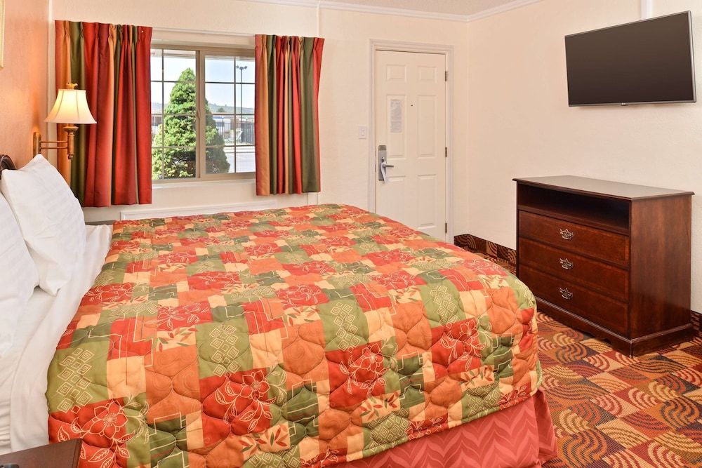 Americas Best Value Inn & Suites Klamath Falls Room, 1 Queen Bed, Non Smoking 2