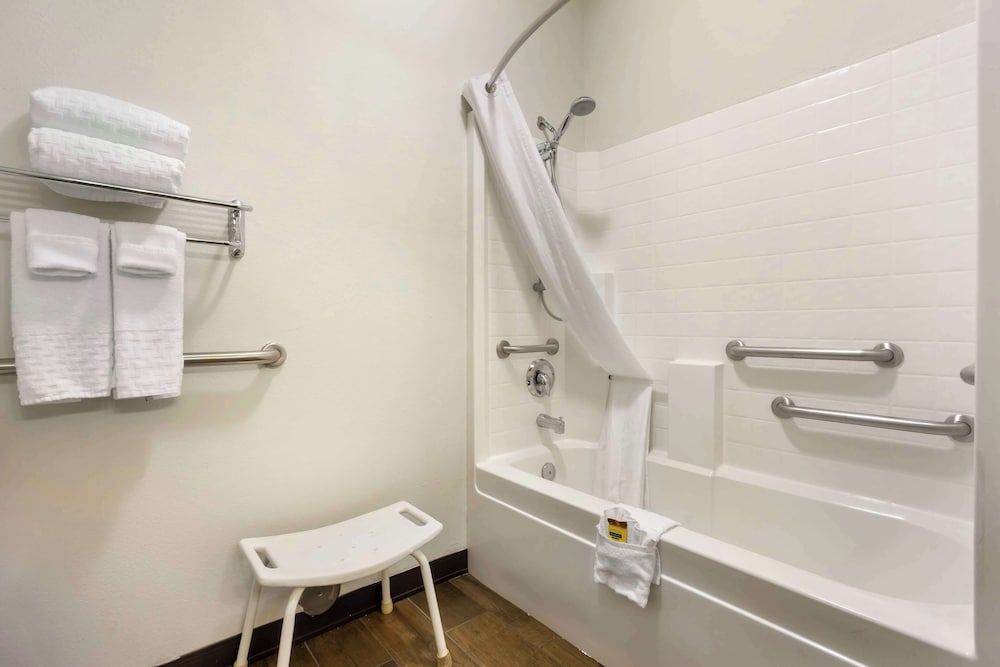 Best Western Plus Yakima Hotel Standard Room, 1 King Bed, Accessible, Refrigerator & Microwave (with Sofabed) 2