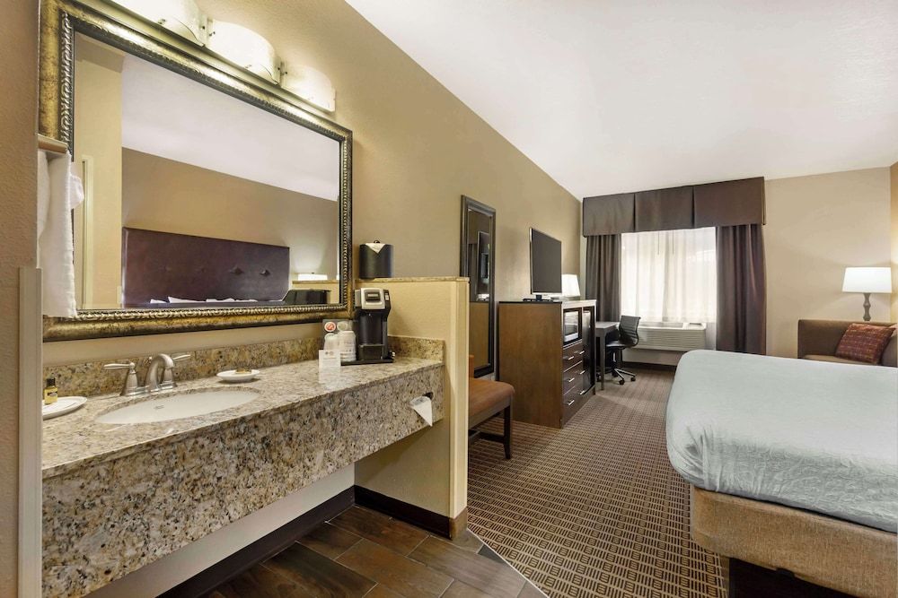 Best Western Plus Yakima Hotel Standard Room, 1 Queen Bed, Non Smoking, Refrigerator & Microwave (Small Room)
