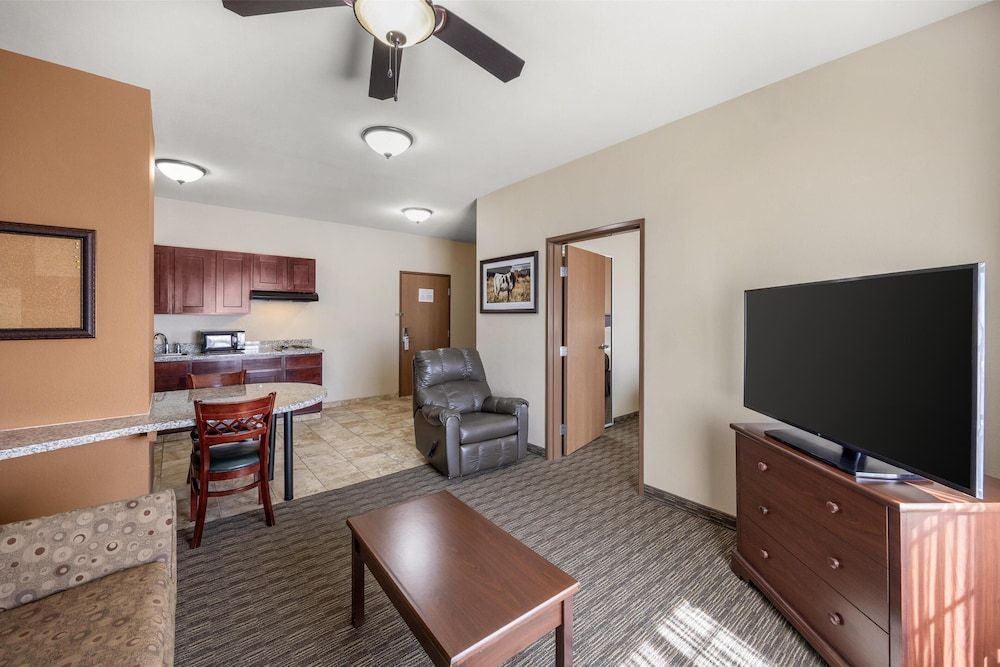 Best Western North Edge Inn Suite, 1 King Bed, Accessible, Kitchenette (with Sofabed) 3