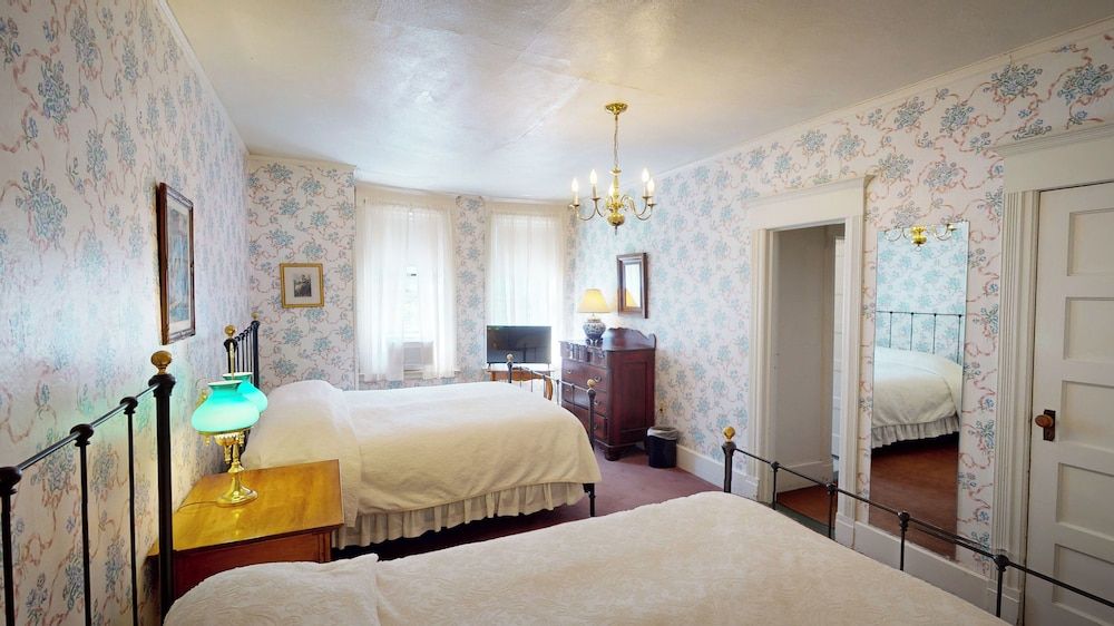 Suite, 2 Queen Beds (Main Inn)