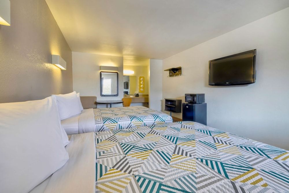 Motel 6 Bryan, TX - College Station Standard Room, 2 Queen Beds, Smoking 5