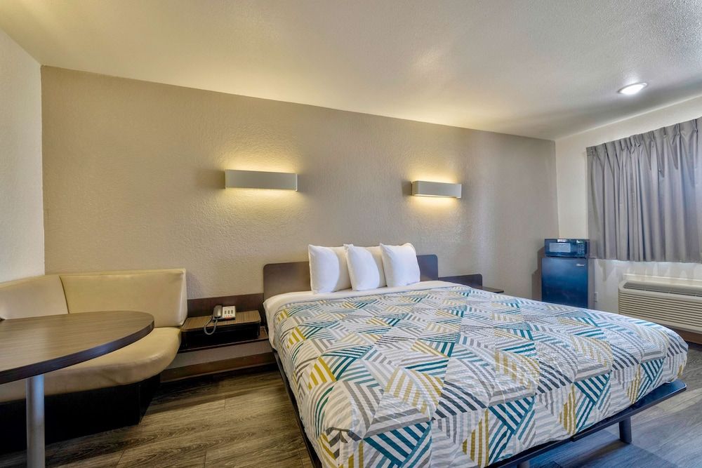 Motel 6 Bryan, TX - College Station Standard Room, 1 Double Bed, Accessible, Non Smoking 3