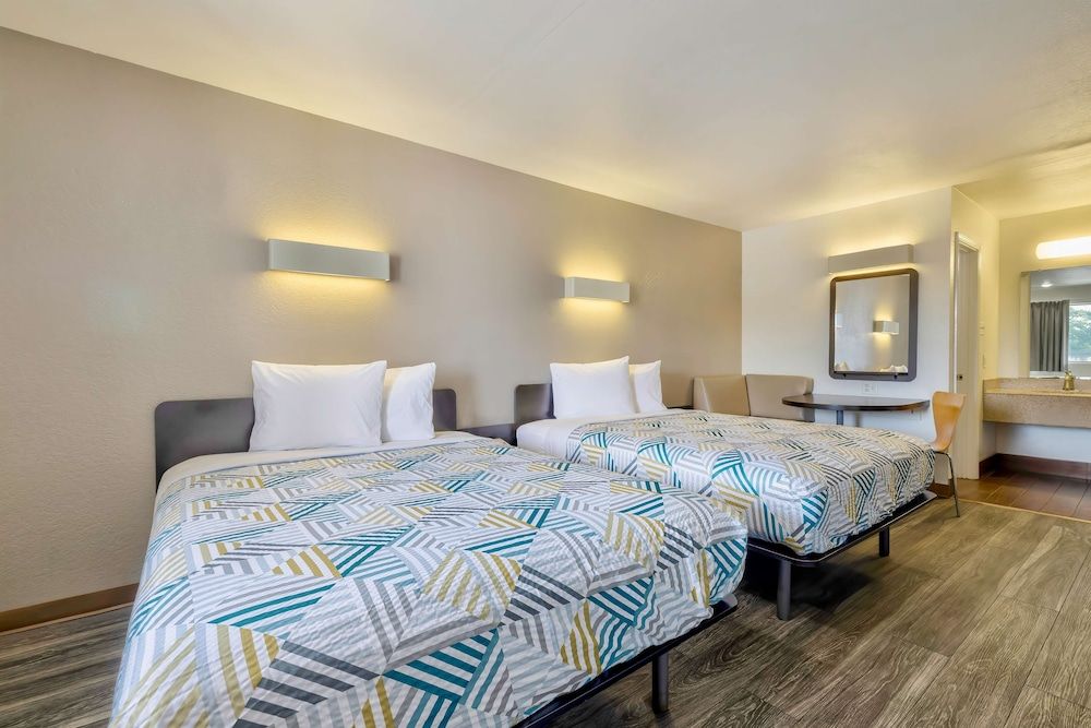 Motel 6 Bryan, TX - College Station Standard Room, 2 Queen Beds, Smoking 4