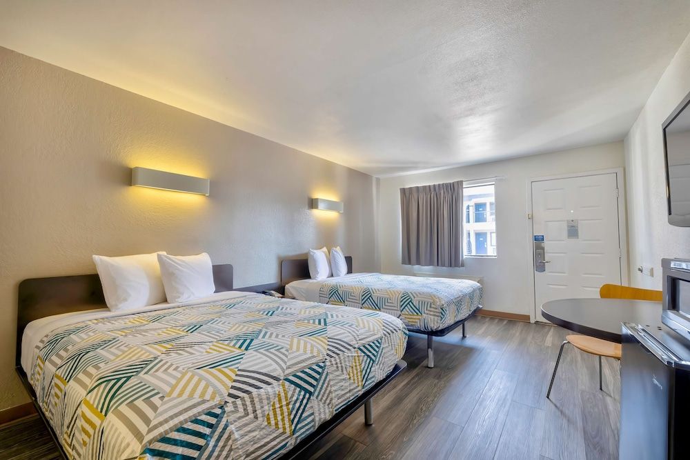 Motel 6 Bryan, TX - College Station Standard Room, 2 Queen Beds, Smoking 3