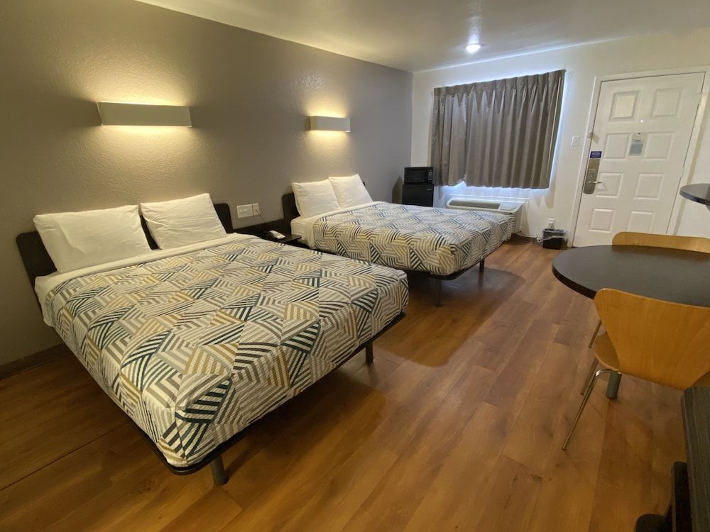 Motel 6 Bryan, TX - College Station Standard Room, 2 Queen Beds, Smoking 2