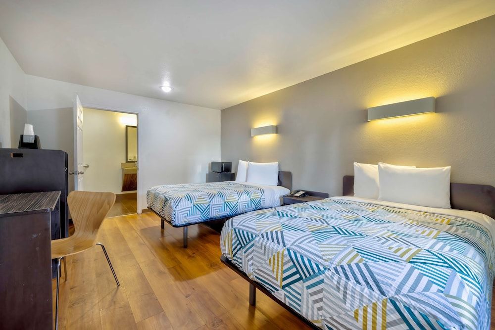 Motel 6 Bryan, TX - College Station Standard Room, 2 Queen Beds, Smoking 7