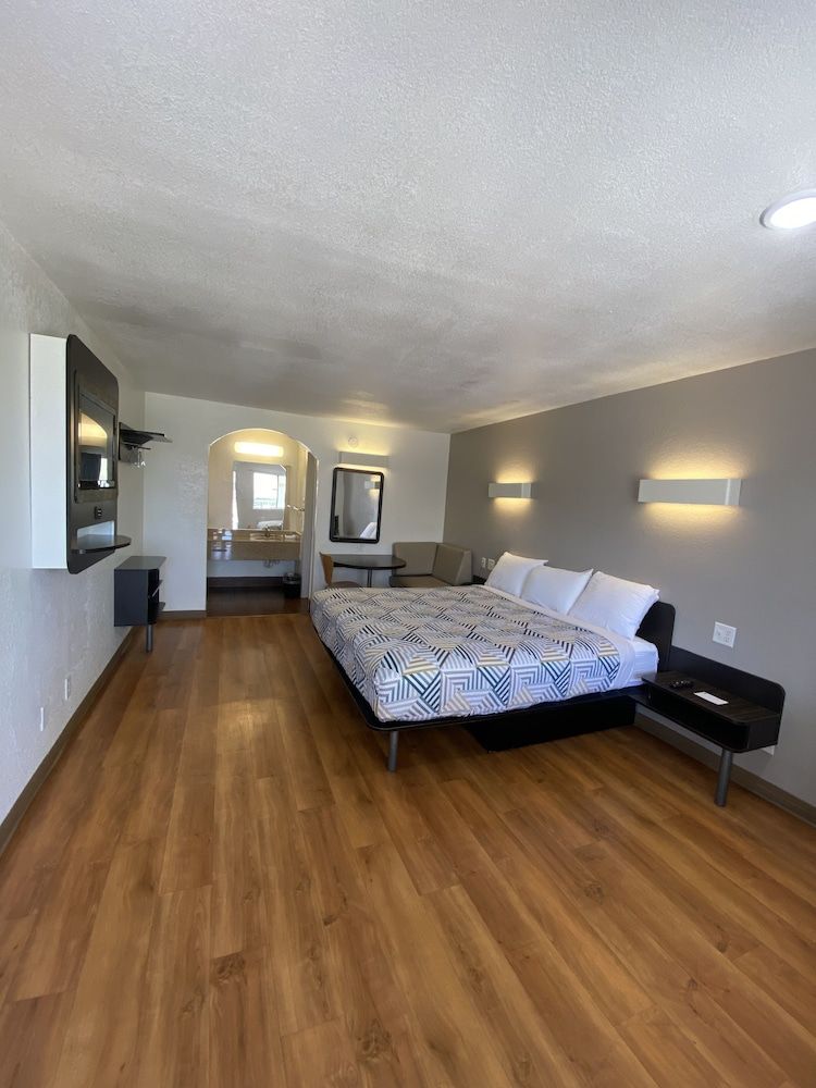 Motel 6 Bryan, TX - College Station Standard Room, 1 King Bed, Accessible, Non Smoking 2