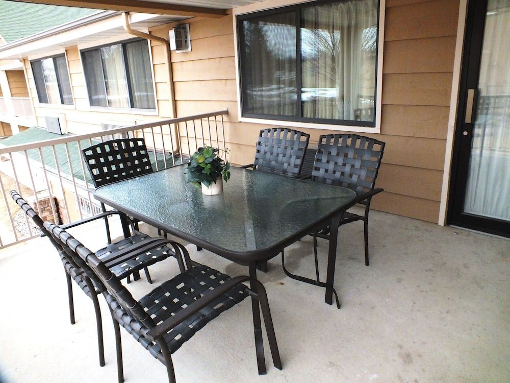 Superior Suite, 1 King Bed, Non Smoking (One-Bedroom, Second Floor)