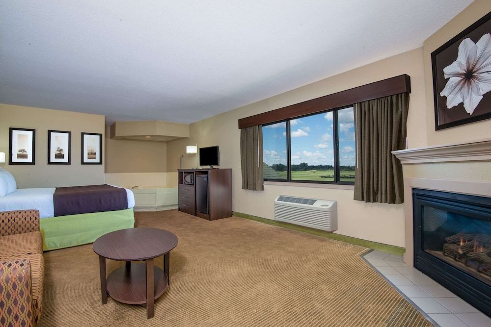 Deluxe Studio Suite, 1 King Bed, Non Smoking (Second Floor)
