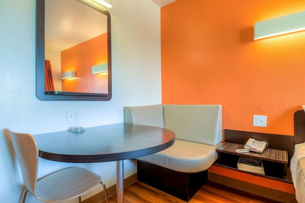 Deluxe Room, 1 Queen Bed, Non Smoking, Refrigerator