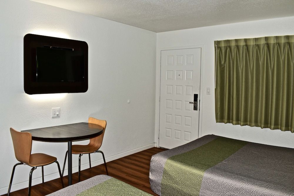 Motel 6 Barstow, CA Standard Room, 2 Queen Beds, Accessible, Non Smoking 11