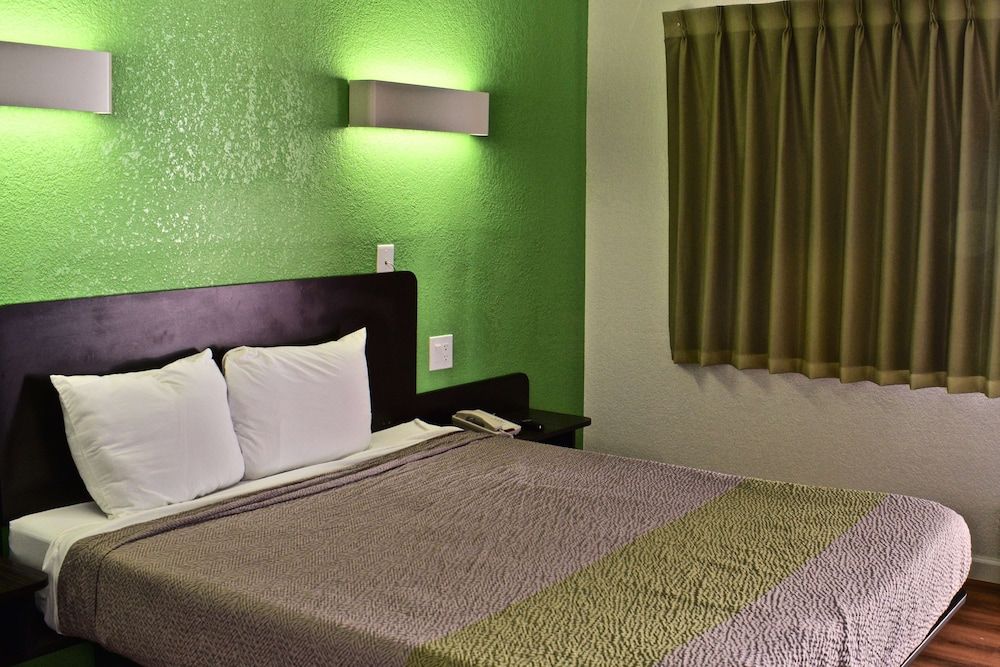 Motel 6 Barstow, CA Standard Room, 1 Queen Bed, Accessible, Non Smoking 3