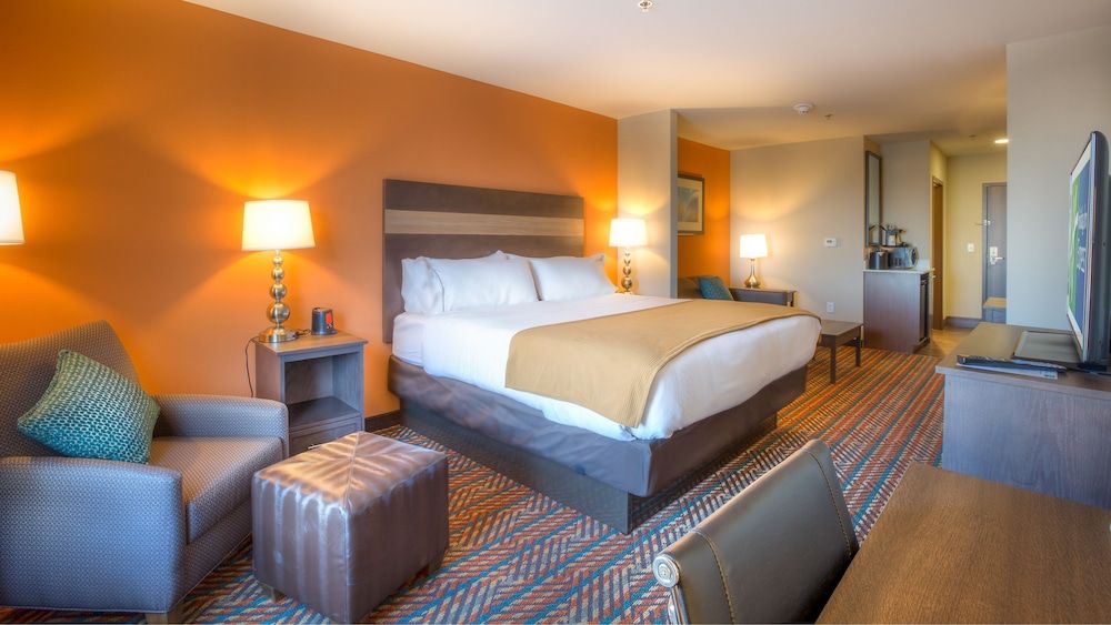 Suite, 1 King Bed, Accessible (Mobility Roll-In Shower)