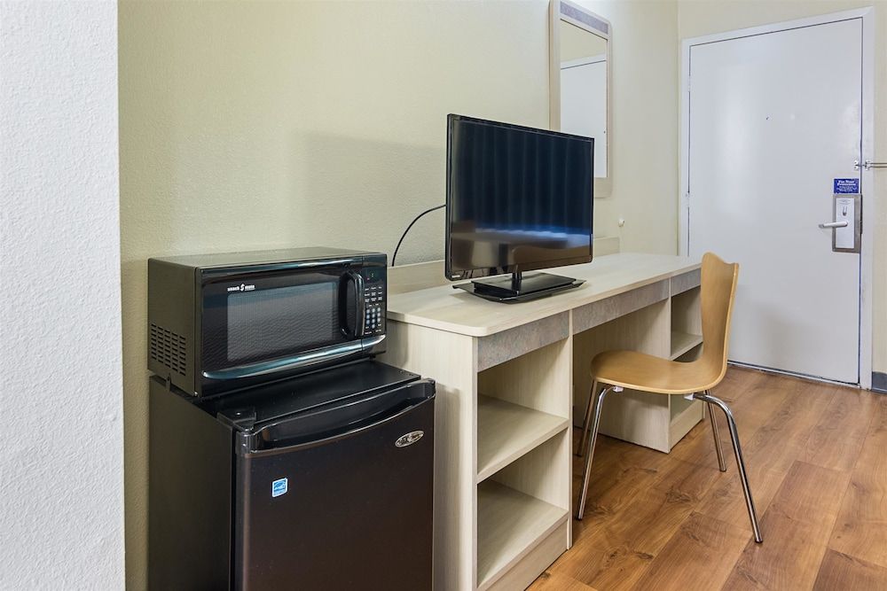 Motel 6 Fredericksburg, VA - North Deluxe Room, 1 Queen Bed, Smoking, Refrigerator & Microwave 7