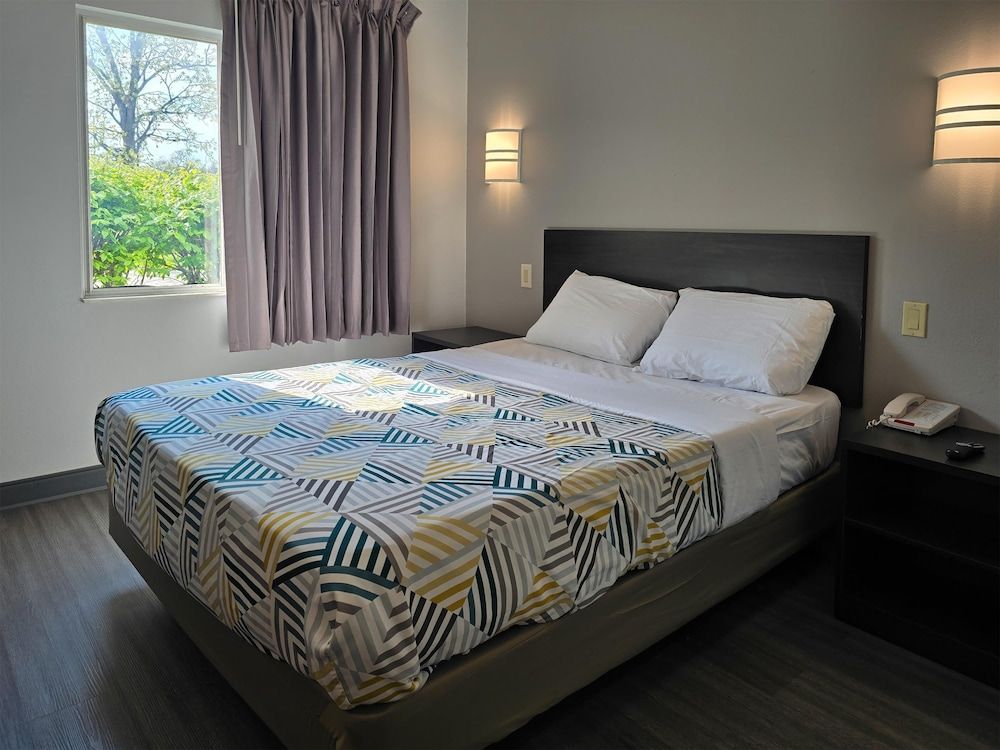 Motel 6 Joliet, IL - Chicago - I-55 Deluxe Room, 1 Queen Bed, Accessible, Non Smoking 4