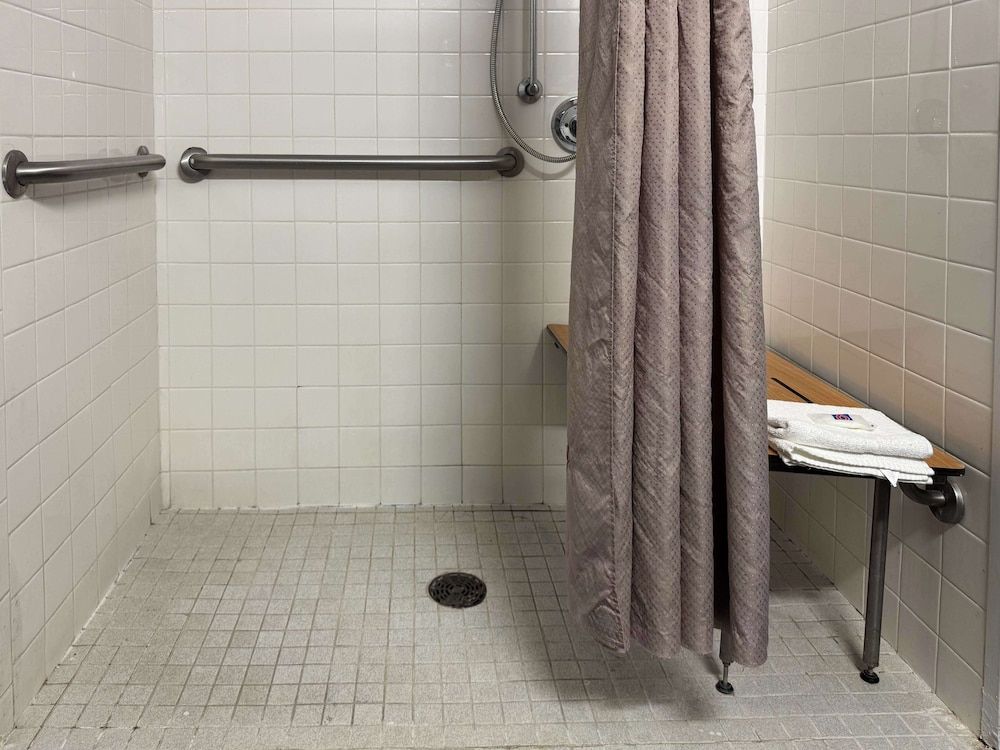 Motel 6 Joliet, IL - Chicago - I-55 Deluxe Room, 1 Queen Bed, Accessible, Non Smoking 6