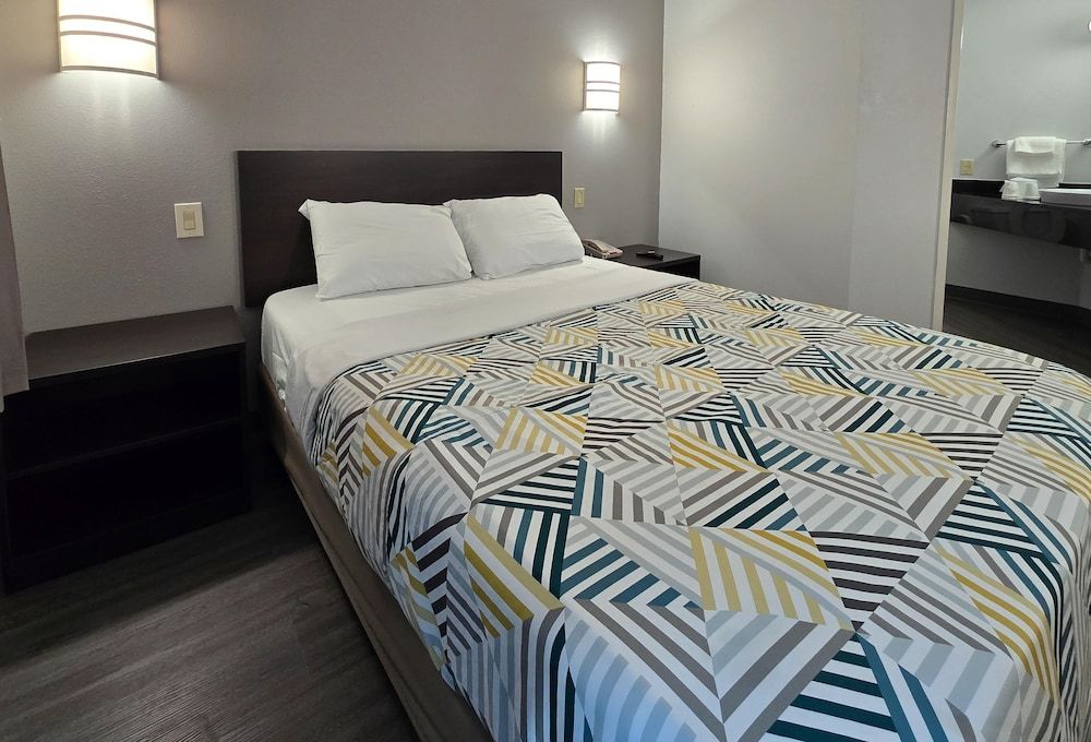 Motel 6 Joliet, IL - Chicago - I-55 Deluxe Room, 1 Queen Bed, Accessible, Non Smoking 2