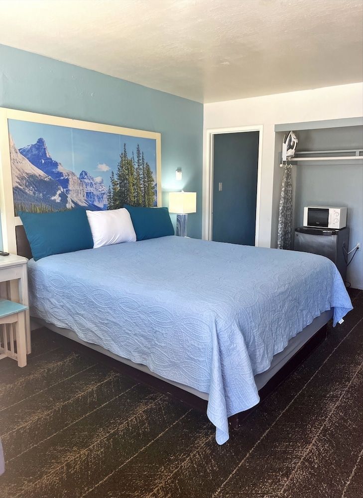 Bluebird Day Inn & Suites