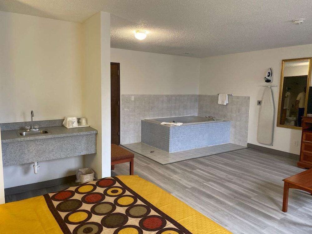 Americas Best Value Inn West Frankfort Suite, 1 King Bed, Non Smoking, Jetted Tub 4