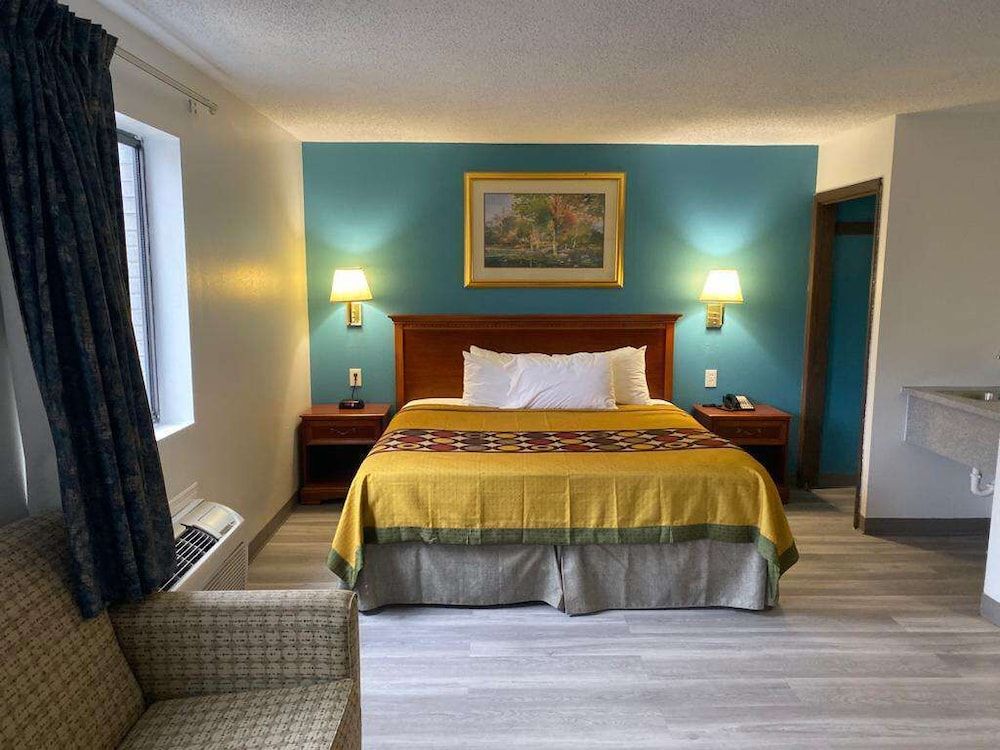 Americas Best Value Inn West Frankfort Suite, 1 King Bed, Non Smoking, Jetted Tub