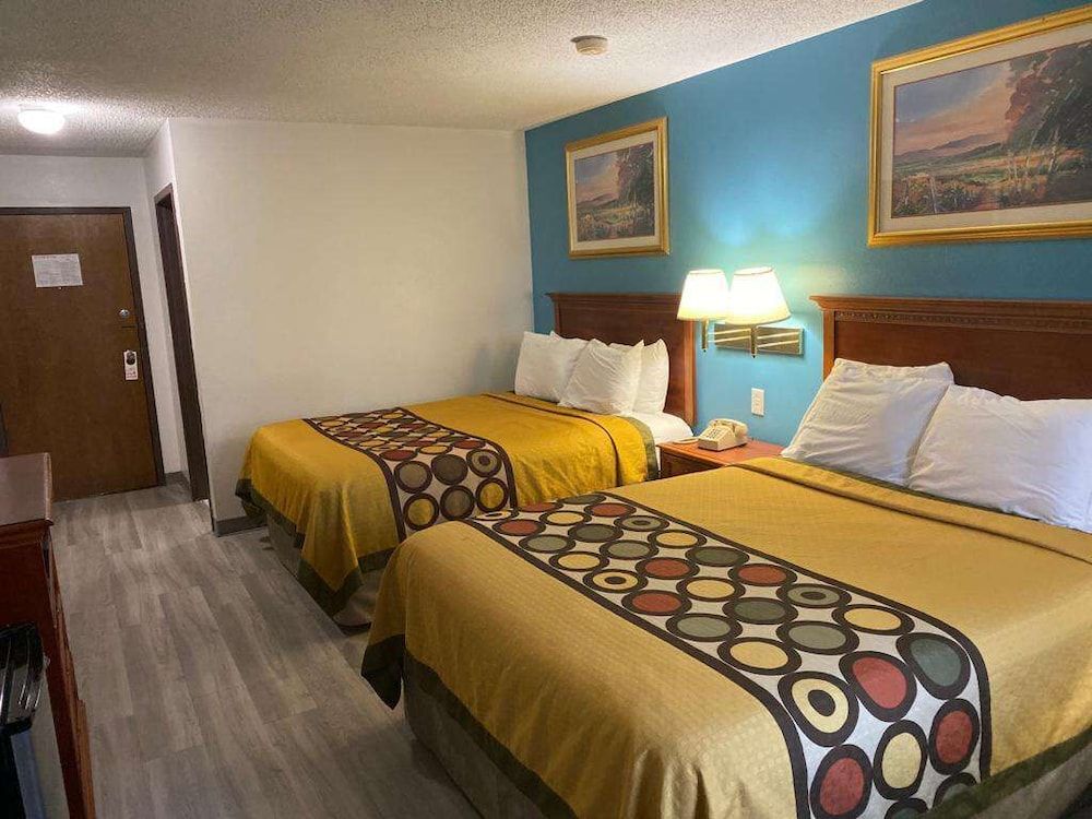 Americas Best Value Inn West Frankfort Room, 2 Queen Beds, Non Smoking 3