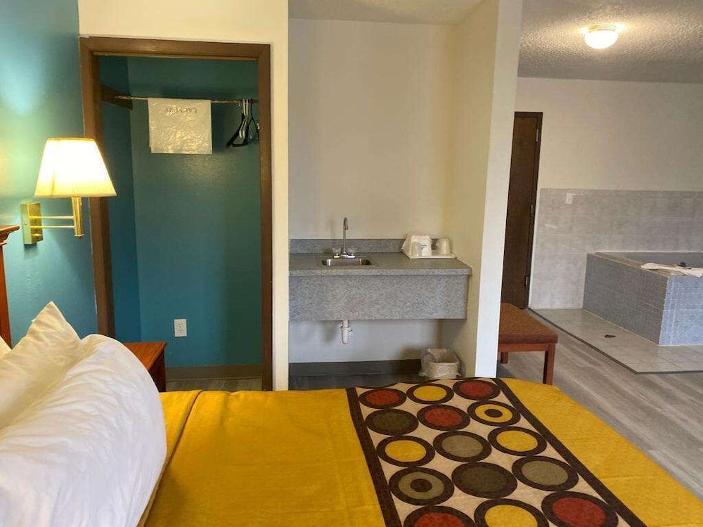 Americas Best Value Inn West Frankfort Suite, 1 King Bed, Non Smoking, Jetted Tub 2