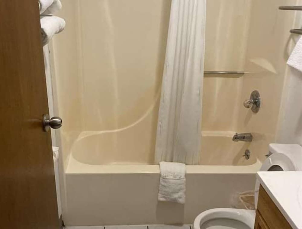 Americas Best Value Inn West Frankfort Room, 2 Queen Beds, Non Smoking 4