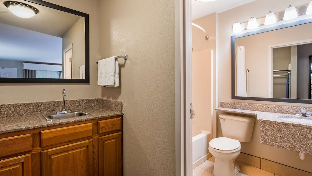 Best Western Shenandoah Inn Standard Room, 1 King Bed, Non Smoking, Refrigerator & Microwave 4